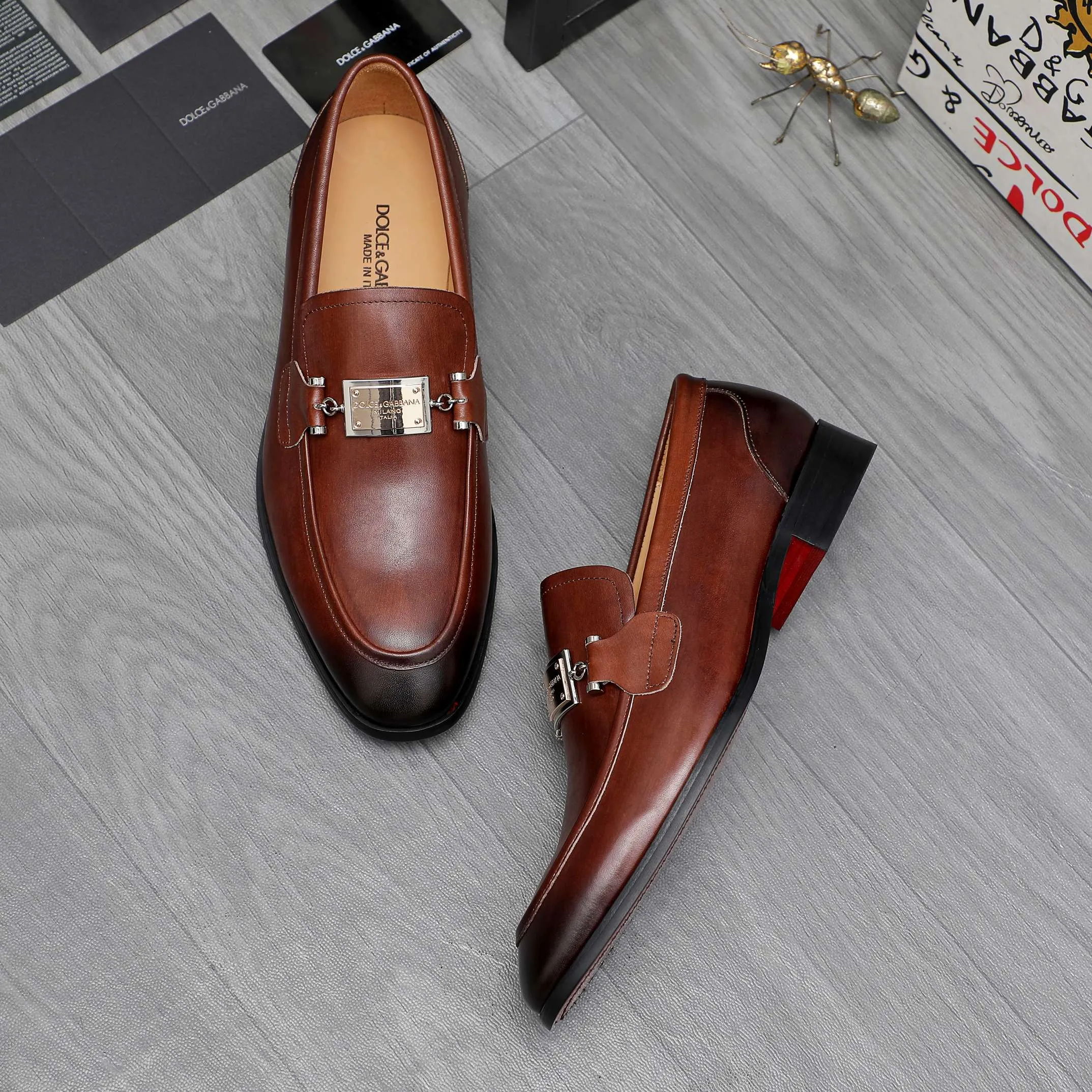 Men's shoes 💰500 Product trademark: DG (Dolce & Gabbana) business casual leather shoes Regular size: 38-45 (45 is custom-made and non-returnable) Product materials: Selected high-quality color-brushed cowhide upper, cowhide lining, original outsole